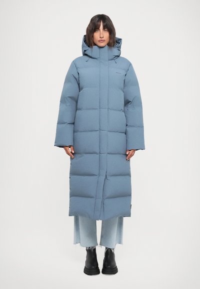 Abrigo acolchado azul claro con capucha, silueta oversize, diseño acolchado y mangas largas. Cuenta con cierre de cremallera en el frente y bolsillos laterales profundos.