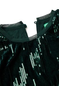 Zelený top se flitry a jemnou sametovou texturou, s kulatým výstřihem a síťovaným lemováním. Flitry uspořádané do vertikálního vzoru.