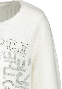 Maglione bianco lavorato a maglia con scollatura rotonda e fantasia di testo in strass argentati sul fronte.