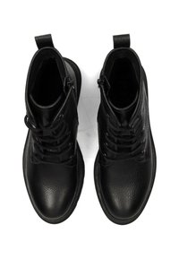 Zwarte leren enkelboots met een gestructureerde afwerking, voorzien van veters, een rits en een trekband, met een ronde neus en een stevige zool.