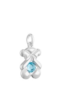 Srebrny wisiorek w kształcie misia z jasnoniebieskim kamieniem szlachetnym na środku. Gładka powierzchnia z połyskującym wykończeniem i zaokrąglonymi krawędziami.