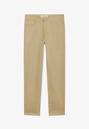 Beiget suorat housut, joissa on viisi taskua, nappikiinnitys ja vyölenkit, aseteltuna tasaisesti ilman näkyviä merkkilogon yksityiskohtia.