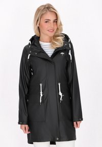 Czarny wodoodporny płaszcz przeciwdeszczowy z kapturem, białymi sznurkami, dwoma przednimi kieszeniami i prostym logo. Gładka tekstura oraz średniej długości krój.