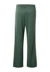 Zielone spodnie sportowe z elastycznym paskiem w talii i białymi bocznymi paskami, pokazane od tyłu na jednolitym białym tle.