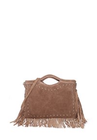 Borsa in suede marrone con frange sul fondo, adornata da borchie argentate lungo la parte superiore. Dotata di manico superiore e tracolla.