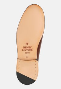 Lederschuhsohle in Tan mit einem schwarzen Gummibereich. Mit geprägtem Branding "HENRY STEVENS BERLIN" und Größe "4½." Glatte Oberflächenstruktur.
