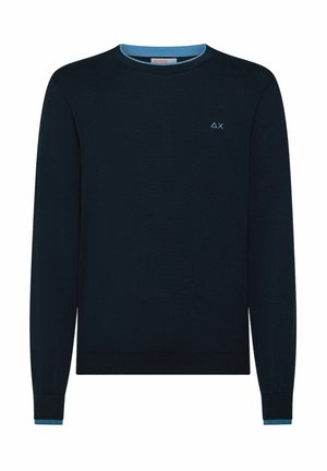 Maglione a girocollo blu scuro realizzato in tessuto morbido, con colletto e polsini in un blu chiaro, caratterizzato da un piccolo logo geometrico sul petto.