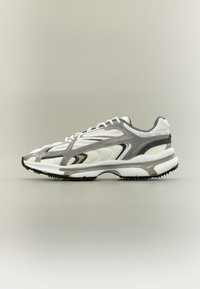 Weiße Sport Sneakers mit einem geschwungenen Design, aus synthetischen und Mesh-Materialien, grauen und schwarzen Akzenten sowie einer strukturierten Gummisohle.