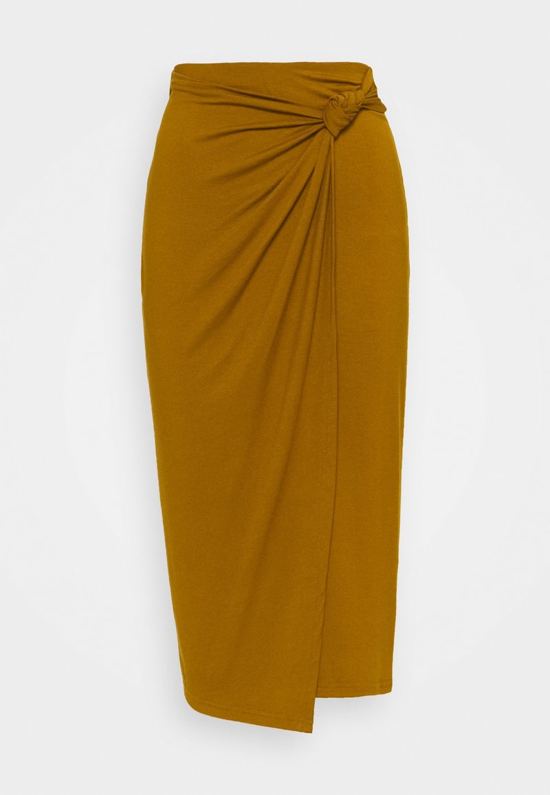 Jupe midi jaune moutarde avec un nœud frontal et un tissu subtilement drapé sur un côté, sur fond blanc.