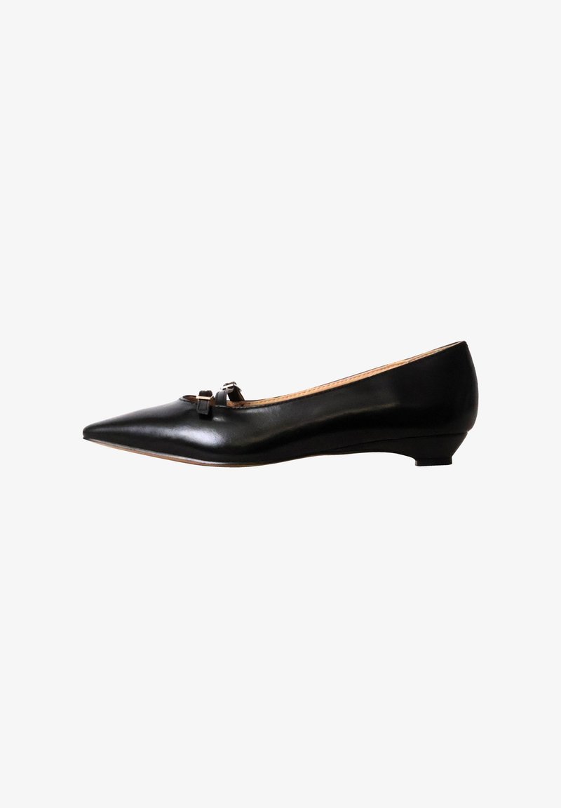 Chaussure plate en cuir noir à bout pointu avec petit talon bas et petites lanières décoratives à boucle sur le dessus.