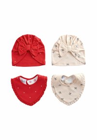 Två röda och två beige barnhattar och haklappar. Röd hatt med en rosett och små vita hjärtan; beige hatt med en rosett och gråa mönster av rosetter.