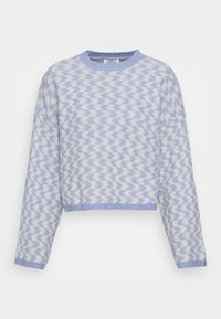 Maglione azzurro chiaro con un motivo a zigzag color crema, caratterizzato da un collo rotondo e maniche lunghe, realizzato in tessuto morbido e texture.
