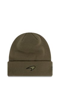 Oliwkowa dziana czapka beanie z podwiniętym kołnierzem i czarnym akcentem logo. Posiada lekko ustrukturyzowany szczyt o gładkiej fakturze.