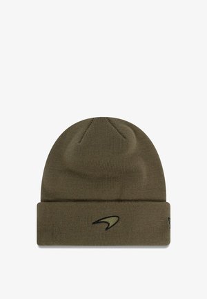 Oliwkowa dziana czapka beanie z podwiniętym kołnierzem i czarnym akcentem logo. Posiada lekko ustrukturyzowany szczyt o gładkiej fakturze.