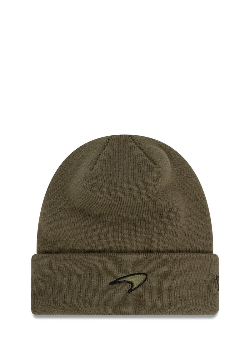 Oliwkowa dziana czapka beanie z podwiniętym kołnierzem i czarnym akcentem logo. Posiada lekko ustrukturyzowany szczyt o gładkiej fakturze.