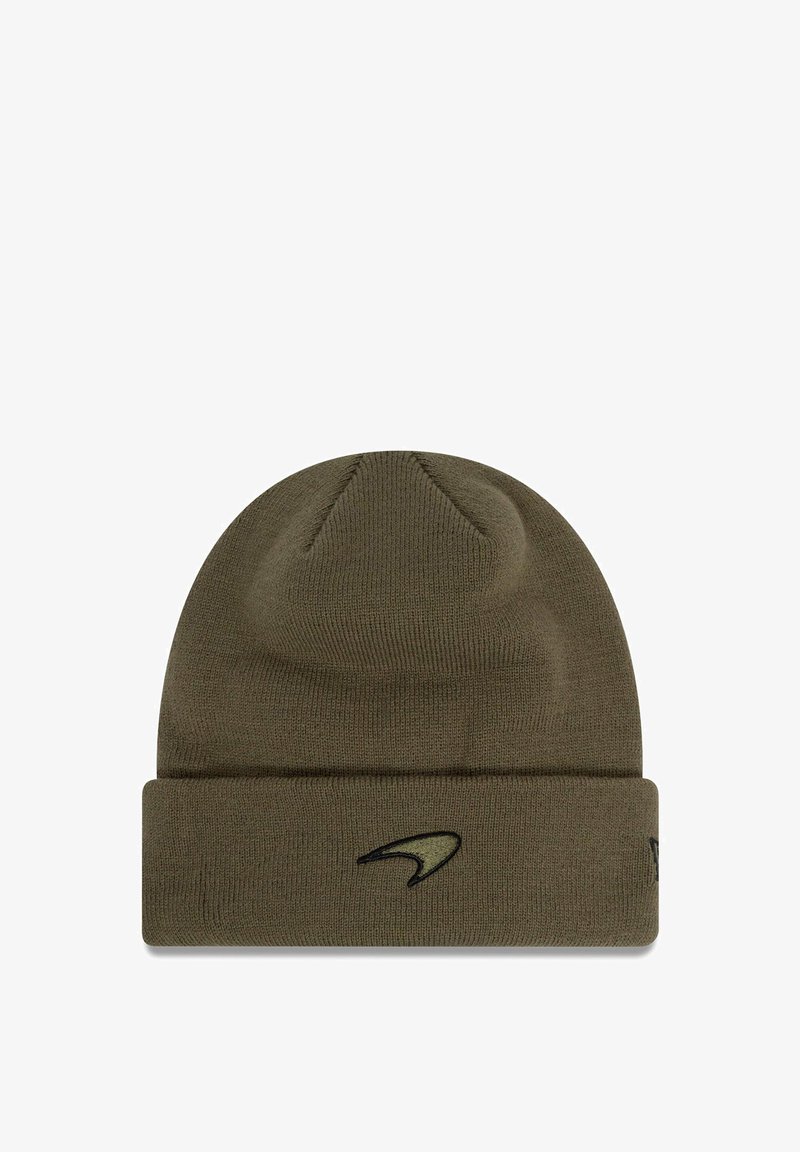 Oliwkowa dziana czapka beanie z podwiniętym kołnierzem i czarnym akcentem logo. Posiada lekko ustrukturyzowany szczyt o gładkiej fakturze.