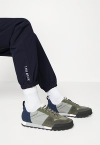 Les Deux JAMIE TRACK PANTS - Calças de fato de treino - dark navy
