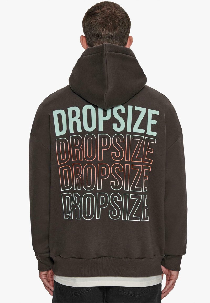 Brun hoodie med gentagne "DROPSIZE"-tekster i forskellige farver på ryggen, med et afslappet fit og en hætte med snore.