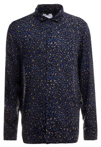 Koszula z długim rękawem, zapinana na guziki, w niebiesko-czarny panterkowy wzór. Wykonana z lekkiego materiału, z kołnierzykiem w kształcie litery V i guzikami z przodu.