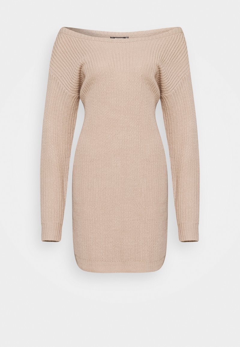 Robe pull beige en maille avec manches longues, large encolure tombante sur les épaules et poignets et ourlet côtelés.