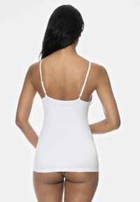 Valkoinen puuvillainen hihaton toppi, jossa on ohuet hihnat, vartalonmyötäinen muotoilu, sileä tekstuuri ja keskipitkä leikkaus, näyttäen takanäkymän.