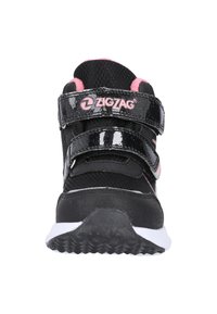 Schwarzer Sportschuh mit pinken Akzenten, Obermaterial aus Netzgewebe, verstellbare Klettverschlüsse und eine Gummisohle mit strukturiertem Muster für besseren Grip.