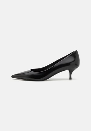 Cumpărătură din piele lacuită de culoare neagră, cu toc înalt ascuțit și un toc stiletto redus. Textură netedă și design minimalist, fără modele sau accente vizibile.