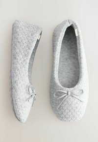 Papuci gri cu talpă plată, din material texturat, cu un accent de fundă în față și vârf rotunjit, având o căptușeală interioară moale.