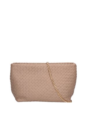 Borsa a tracolla intrecciata in pelle beige con catena dorata, caratterizzata da una texture liscia e una forma rettangolare.