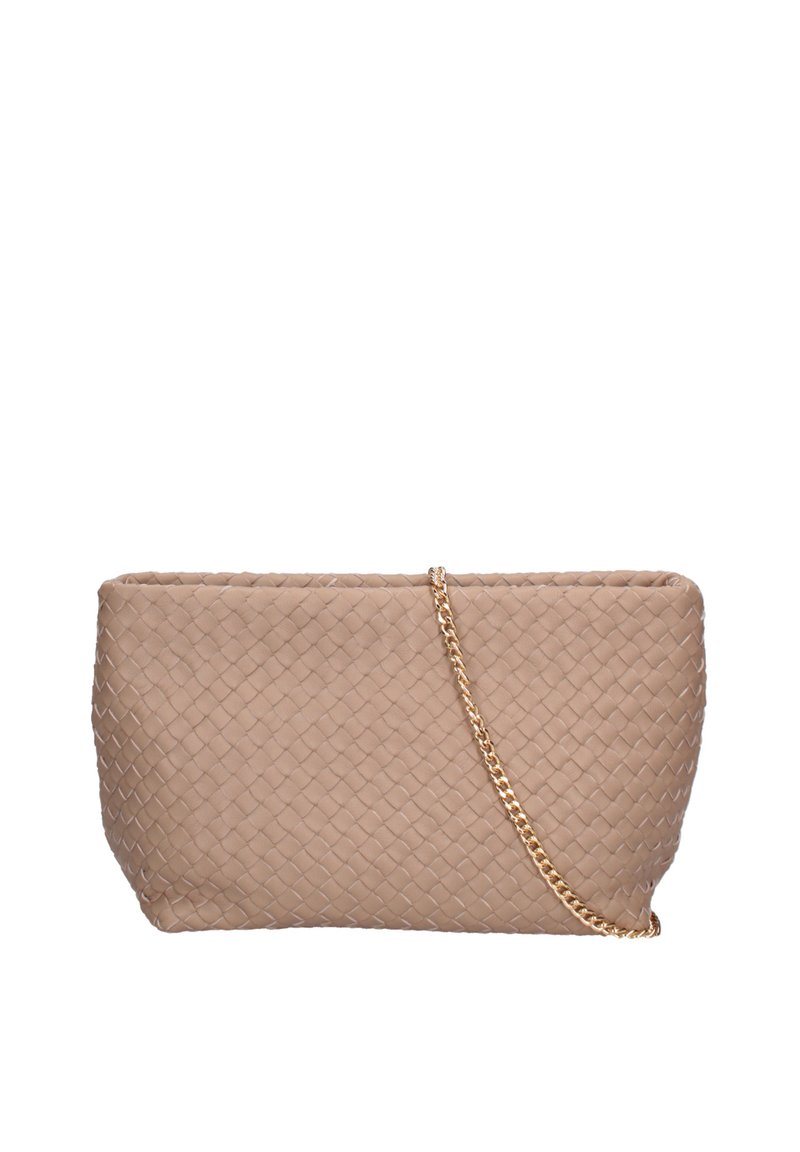 Borsa a tracolla intrecciata in pelle beige con catena dorata, caratterizzata da una texture liscia e una forma rettangolare.