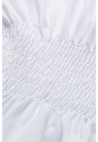 Gros plan sur un tissu blanc avec un froncé élastique rassemblé créant un motif texturé et froncé.