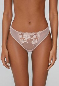 Helle rosa Netz-Tanga mit floralem Stickerei an der Vorderseite, zarter Spitzenkante und glattem Taillenbund. Verziert mit Rosenmustern.