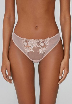 Tanga de malla rosa claro con bordado floral en la parte delantera, delicado acabado de encaje y una cinturilla suave. Acentuada con patrones de rosas.