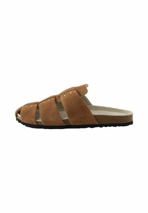 Sandale tip papuc maro din piele întoarsă, cu vârf deschis, trei barete late, talpă moale bej și talpă exterioară neagră texturată, văzute din lateral.