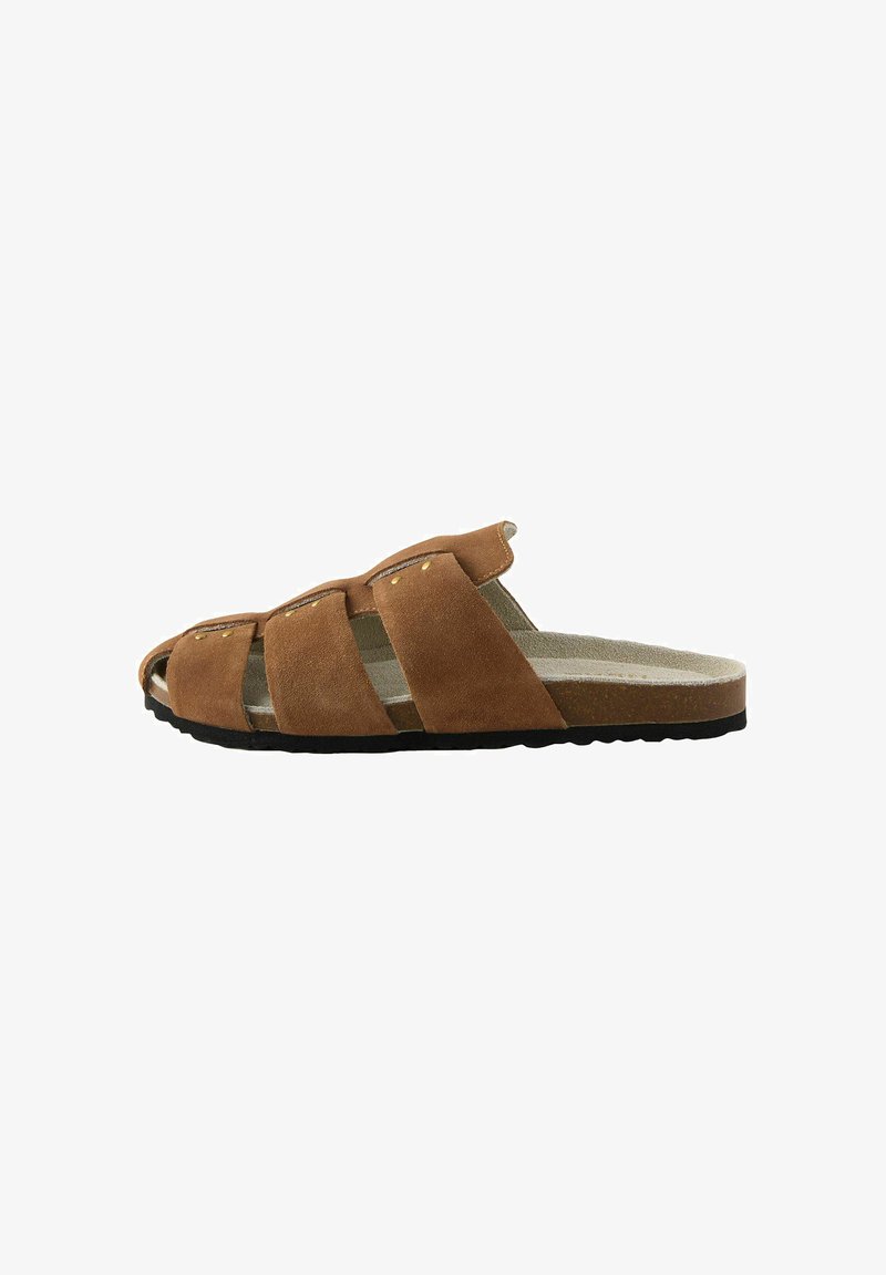 Sandale mule en daim marron à bout ouvert avec trois larges brides, semelle intérieure beige rembourrée et semelle extérieure noire texturée vue de côté.