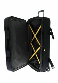 Valise à roulettes noire avec fermeture éclair, intérieur équipé de sangles jaunes pour sécuriser les objets, grand compartiment principal et roues lisses.