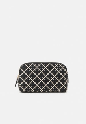 Bolsita de tela texturizada en blanco y negro con un diseño de diamantes en toda su superficie, que cuenta con un cierre de cremallera y un tassel lateral.