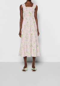 Blommig midiklänning i ljusrosa, med fyrkantig halsringning och volangaxlar. Dekorerad med gröna blad och rosa blommor.