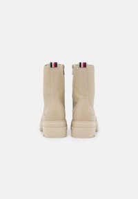 Tommy Hilfiger Botines con cordones - beige