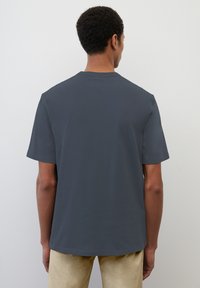 Czarny szary t-shirt wykonany z miękkiego materiału, z okrągłym dekoltem i krótkimi rękawami, prosty krój bez widocznych wzorów ani akcentów.