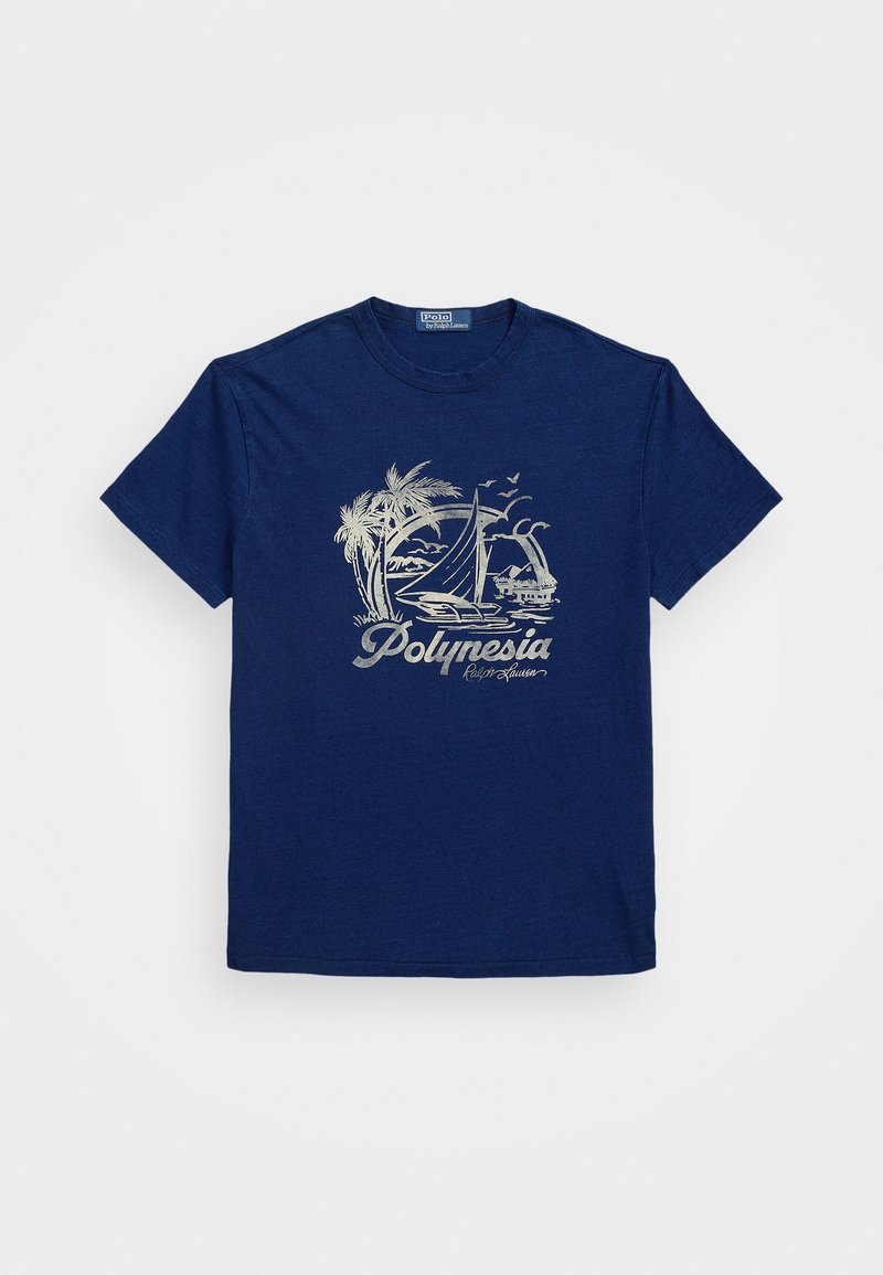 Camiseta de algodón azul marino con un gráfico blanco de palmeras, un velero y la palabra "Polinesia" en una fuente retro. Mangas cortas.