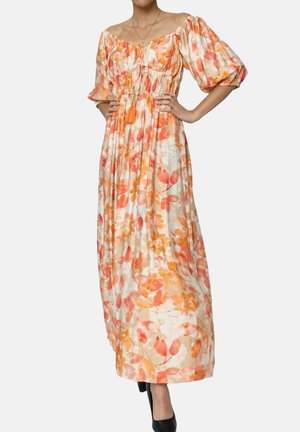 Robe maxi florale en tissu léger, ornée de motifs de fleurs orange et rose, avec des manches bouffantes, une taille cintrée et une longueur cheville.