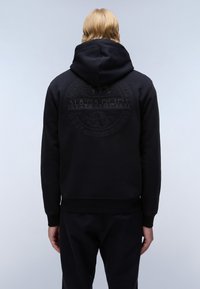 Zwarte katoenen hoodie met een gestructureerd logo op de achterkant, een buidelzak en een trekkoordcapuchon. Geribbelde manchetten en onderkant voor een goede pasvorm.