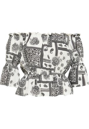 Witte off-shoulder blouse met zwarte bloemen- en paisleypatronen, gerimpelde mouwen en een getailleerde taille met peplumdetail.