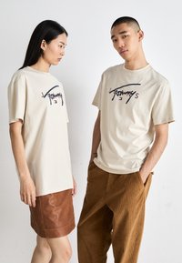 Tommy Jeans SIGNATURE TWIST TEE UNISEX - Camiseta estampada - newsprint