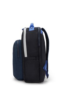 Twee rugzakken in zwart en marineblauw, met een textuurstof, rits sluitingen en blauwe accenten op de banden en ritsen.