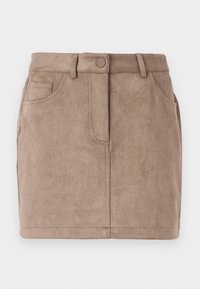 Tan, mockaskinn mini kjol med rak snygg, knappstängning framtill, fem fickor och bälteshällor; mjuk textur och slät yta.