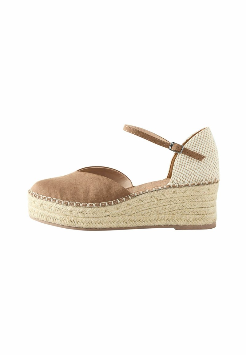 Barna velúr espadrilles sarokkal, fonott juta talppal és bézs hálós panelekkel, bokahevederrel és csat zárással.