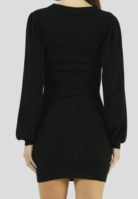 Robe en tricot côtelé noire avec de longues manches bouffantes, taille cintrée et longueur mi-cuisse. Texture douce avec un col rond classique.