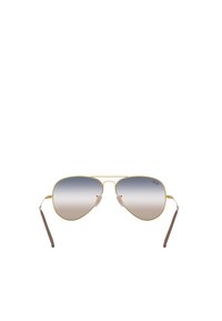 Occhiali da sole aviator in metallo dorato con lenti grigie sfumate, dotati di cuscinetti nasali in silicone e terminali in acetato marrone.